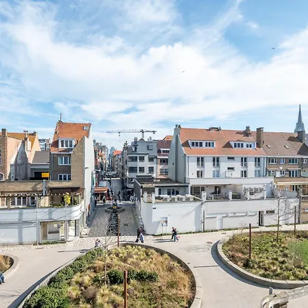 And Bright With Parking For 8 Appartement Oostende